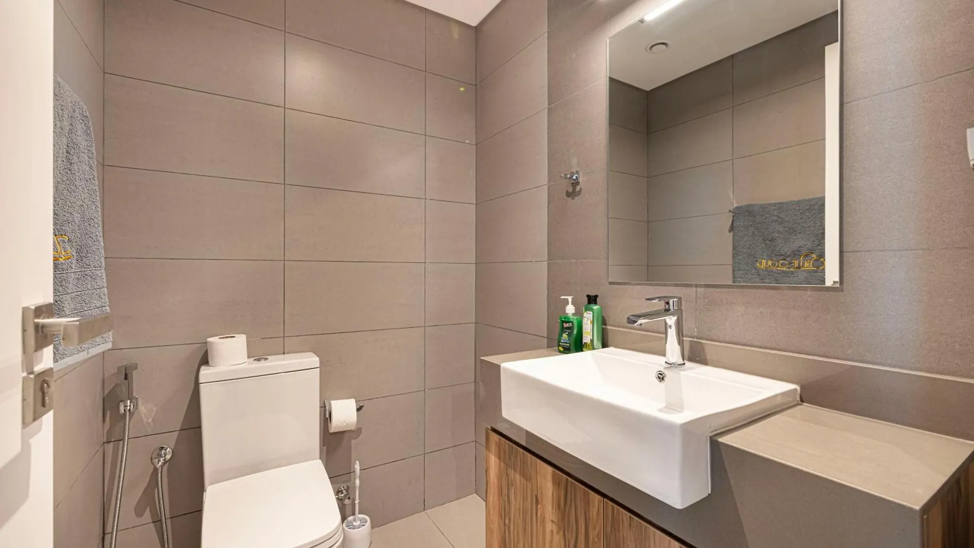 アパート 1Br Skyview Penthouse By Blue Cloud Holidays シャルジャ